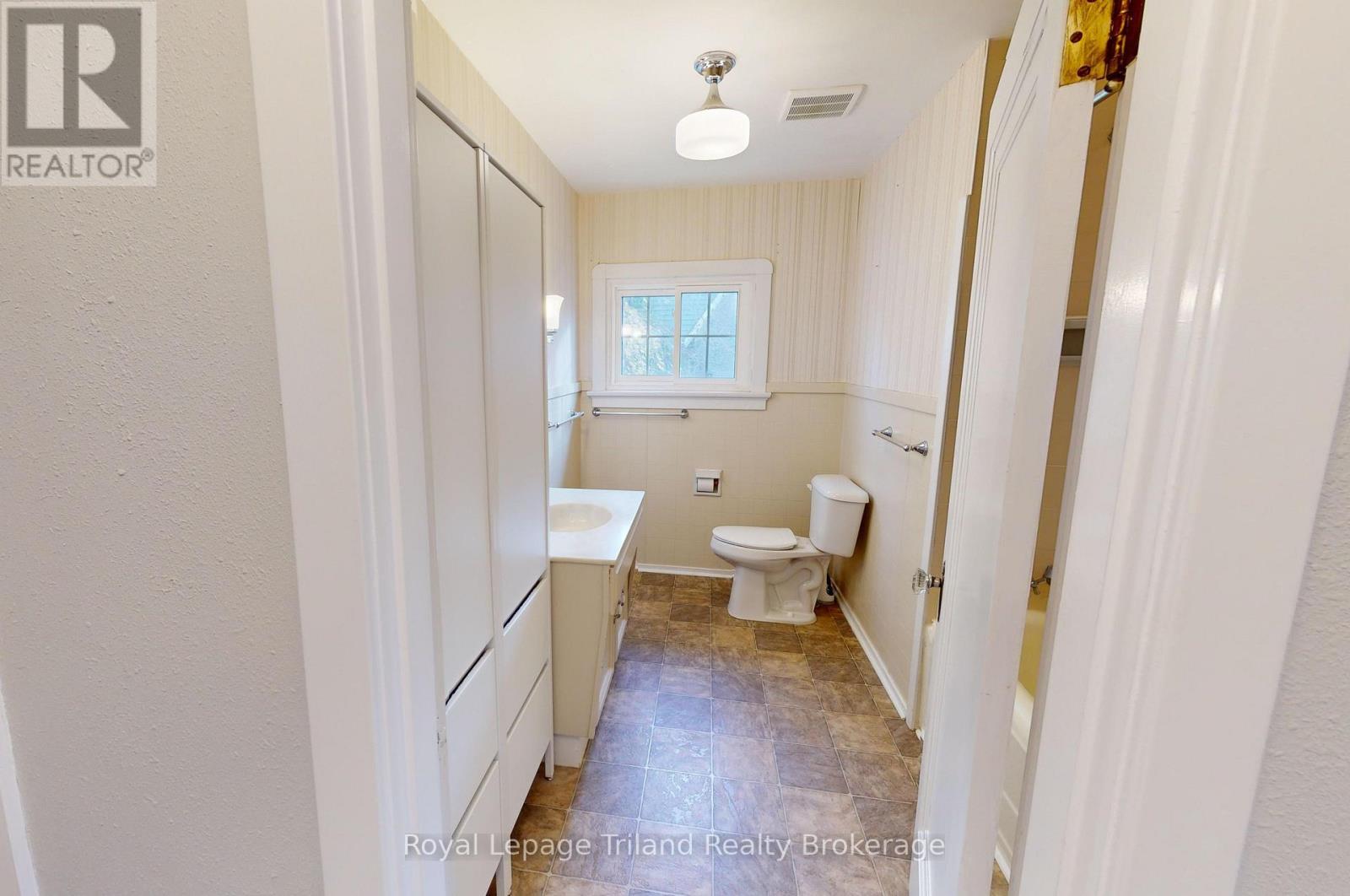 2 - 145 Vansittart Avenue, Woodstock (Woodstock - North), Ontario  N4S 6E5 - Photo 8 - X12845300