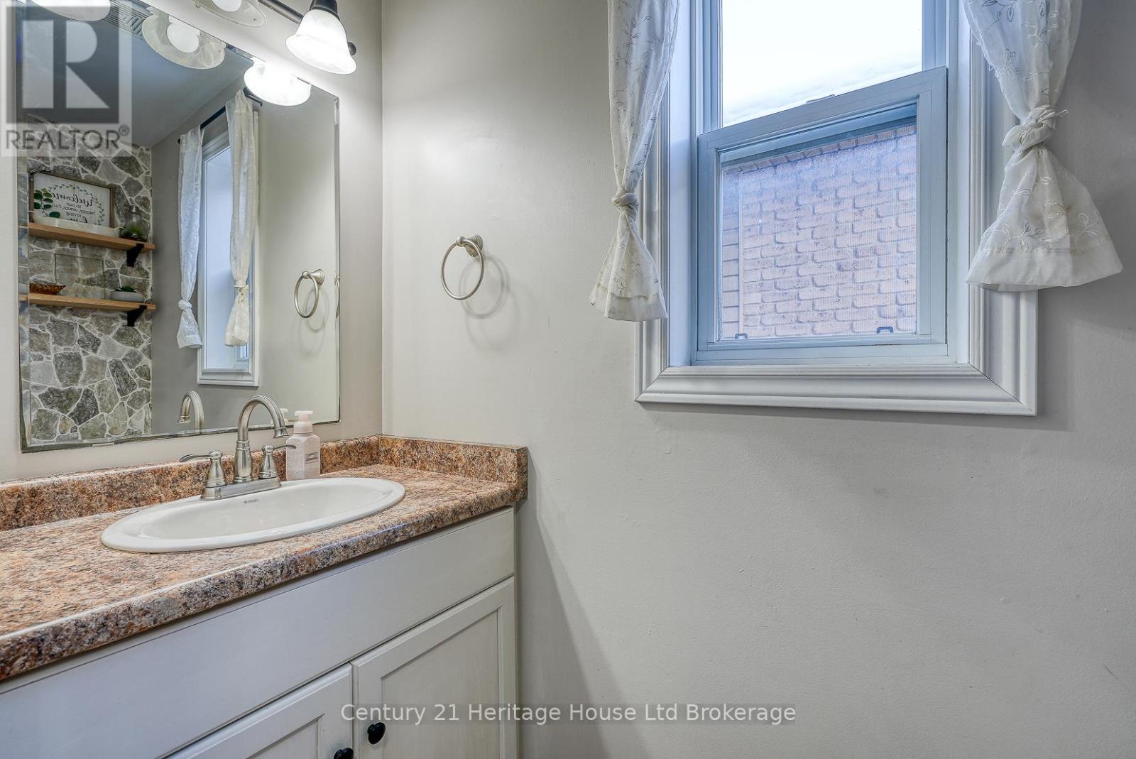 18 Potters Way, Woodstock (Woodstock - South), Ontario  N4S 8Z5 - Photo 6 - X12849730