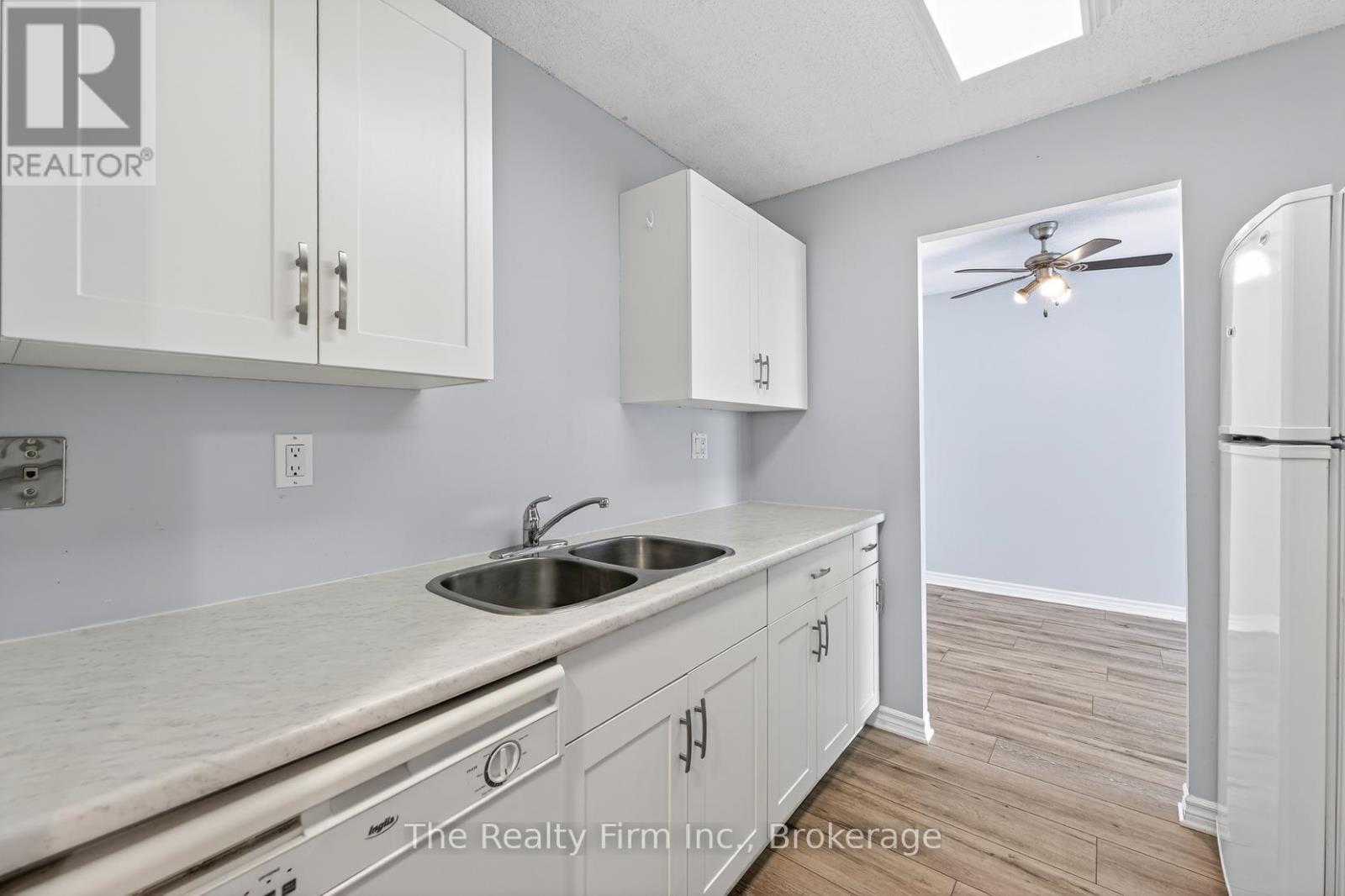 1515 - 45 Pond Mills Road, London South (South J), Ontario  N5Z 4W5 - Photo 4 - X12861226