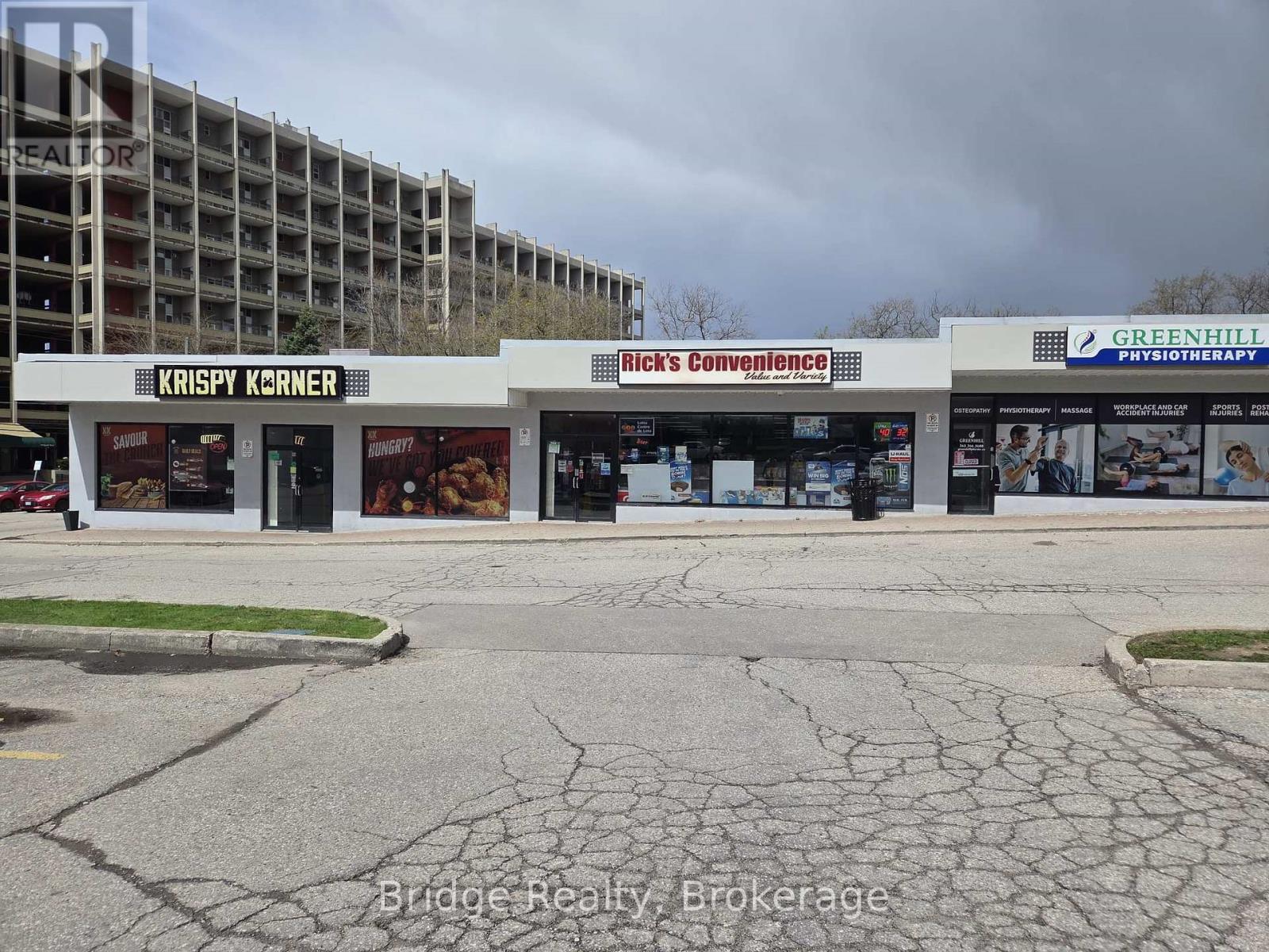 4 - 635 Greenhill Avenue, Hamilton (Vincent), Ontario  L8K 5W8 - Photo 4 - X12878280