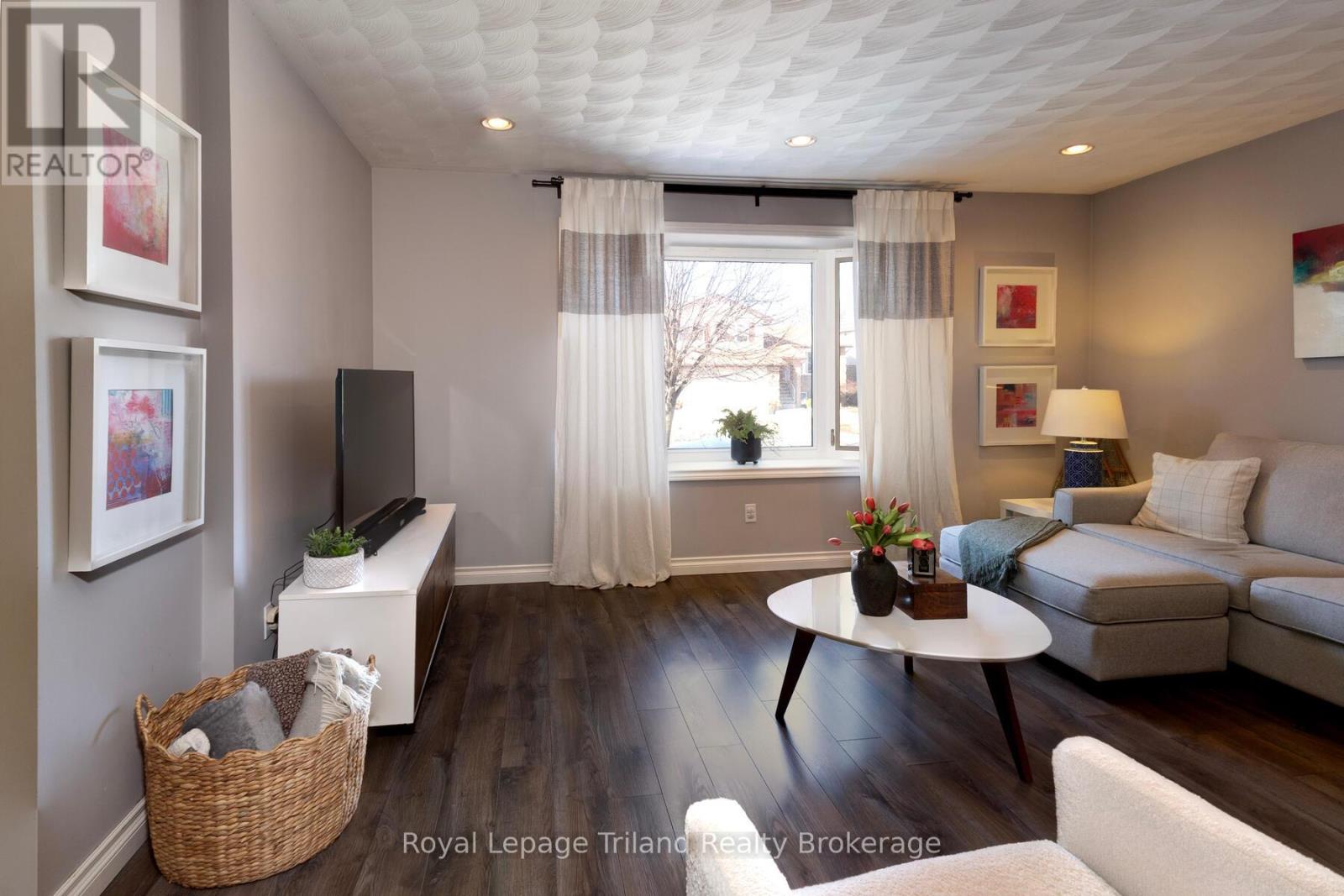 26 Knowles Drive, Woodstock (Woodstock - North), Ontario  N4S 8T8 - Photo 5 - X12879468