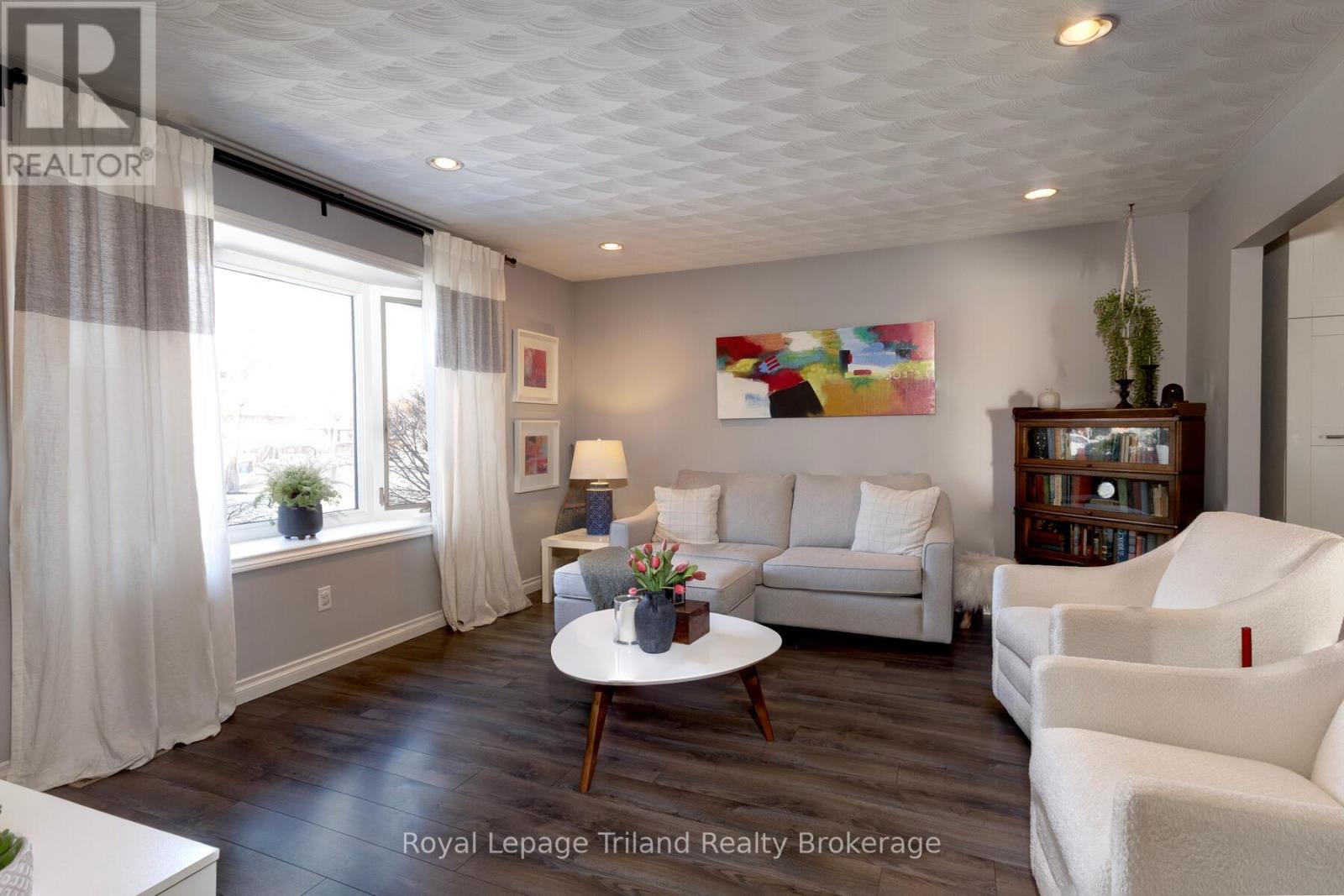 26 Knowles Drive, Woodstock (Woodstock - North), Ontario  N4S 8T8 - Photo 6 - X12879468