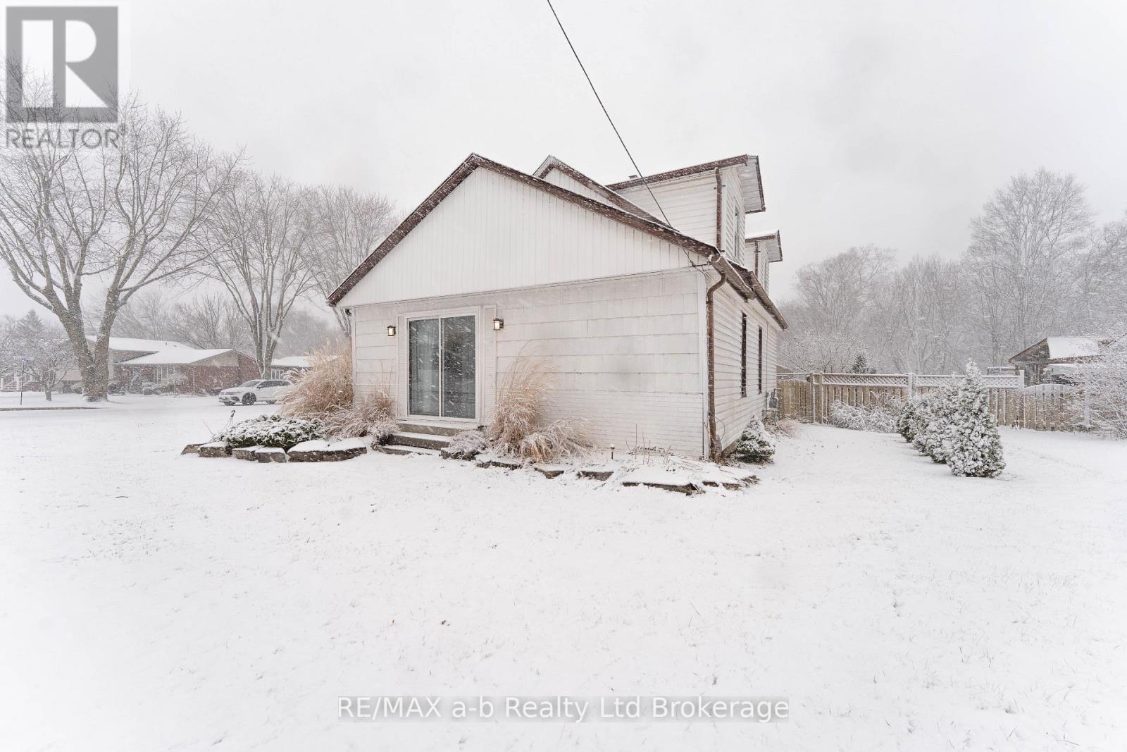 13 Potters Road N, Tillsonburg, Ontario  N4G 2G9 - Photo 3 - X12886534