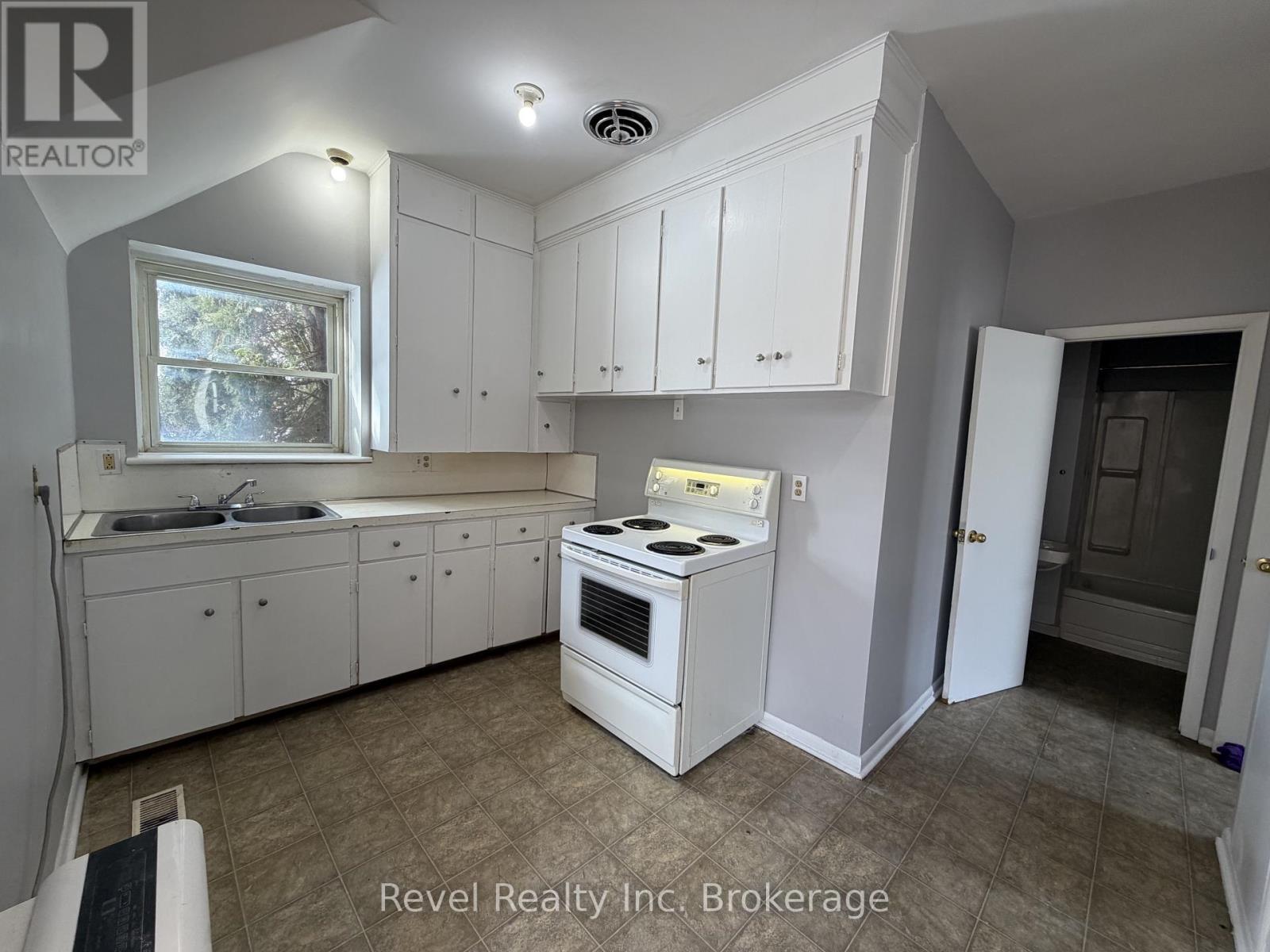 1 - 571 Ontario Street, Warwick (Watford), Ontario  N0M 2S0 - Photo 5 - X12901856