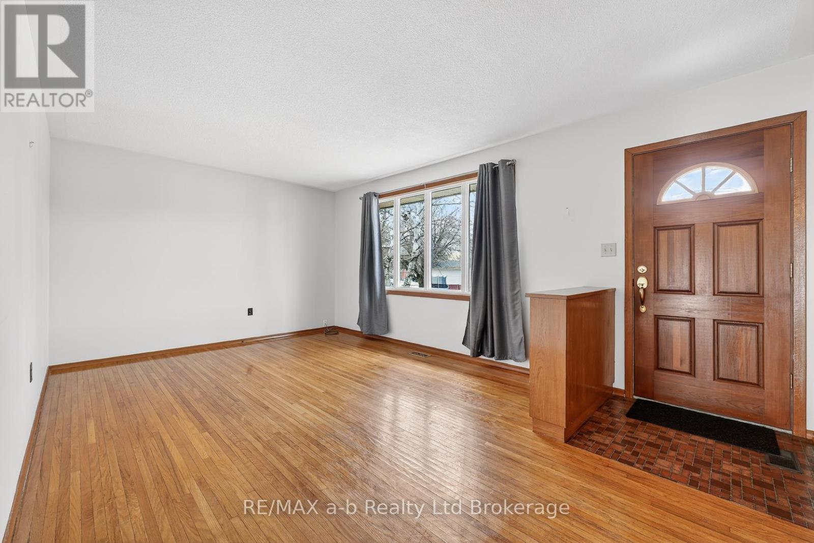 42 Princess Park Road, Ingersoll (Ingersoll - South), Ontario  N5C 1X8 - Photo 3 - X12909156