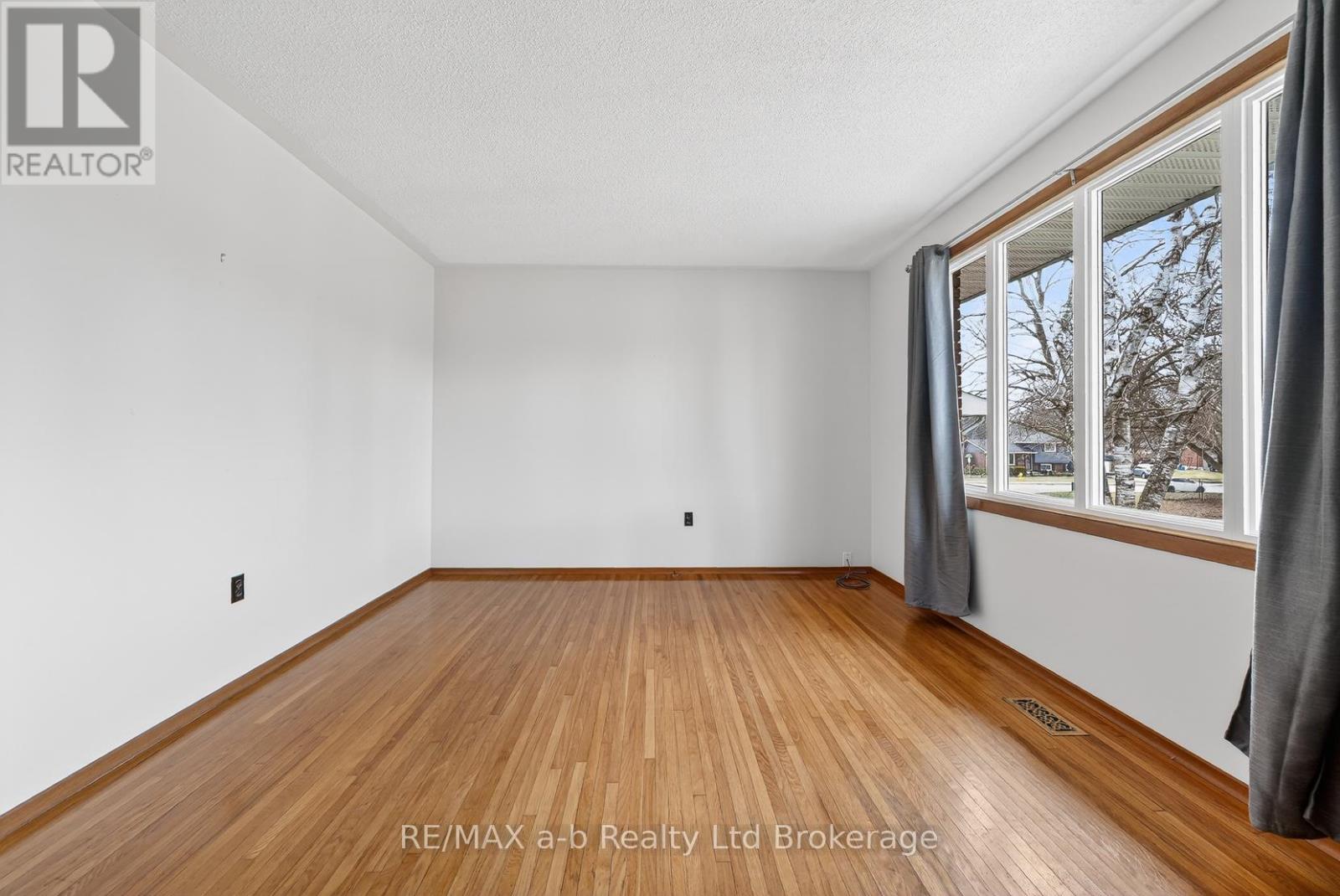 42 Princess Park Road, Ingersoll (Ingersoll - South), Ontario  N5C 1X8 - Photo 4 - X12909156