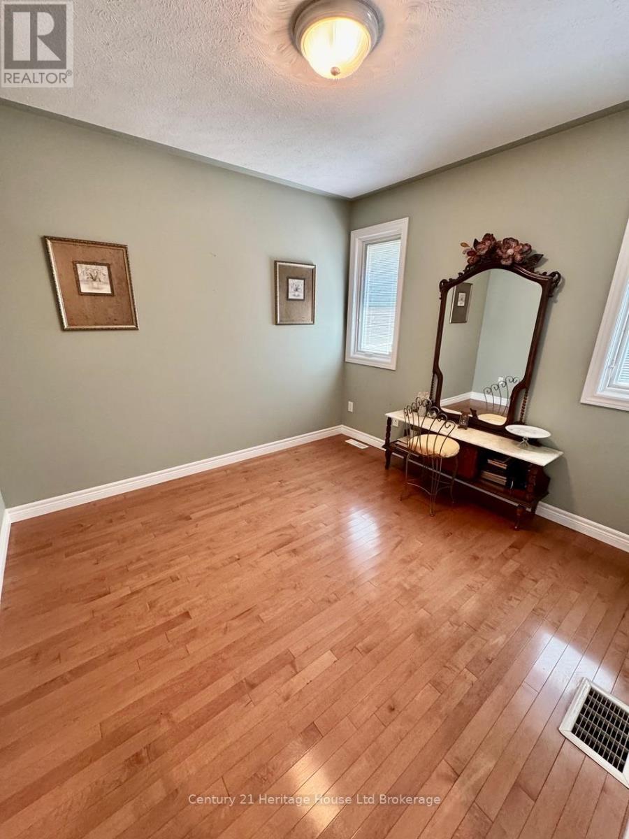 28 Teeple Street, Woodstock (Woodstock - South), Ontario  N4S 3Y7 - Photo 10 - X12912140