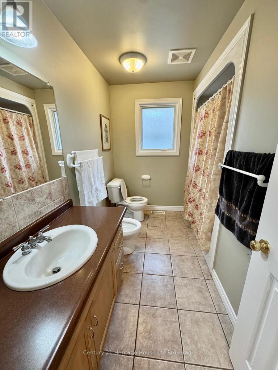 28 Teeple Street, Woodstock (Woodstock - South), Ontario  N4S 3Y7 - Photo 11 - X12912140