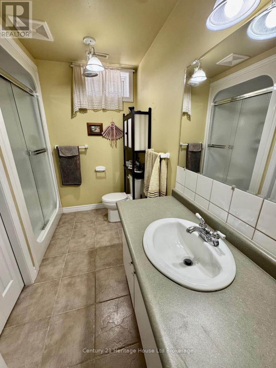 28 Teeple Street, Woodstock (Woodstock - South), Ontario  N4S 3Y7 - Photo 15 - X12912140