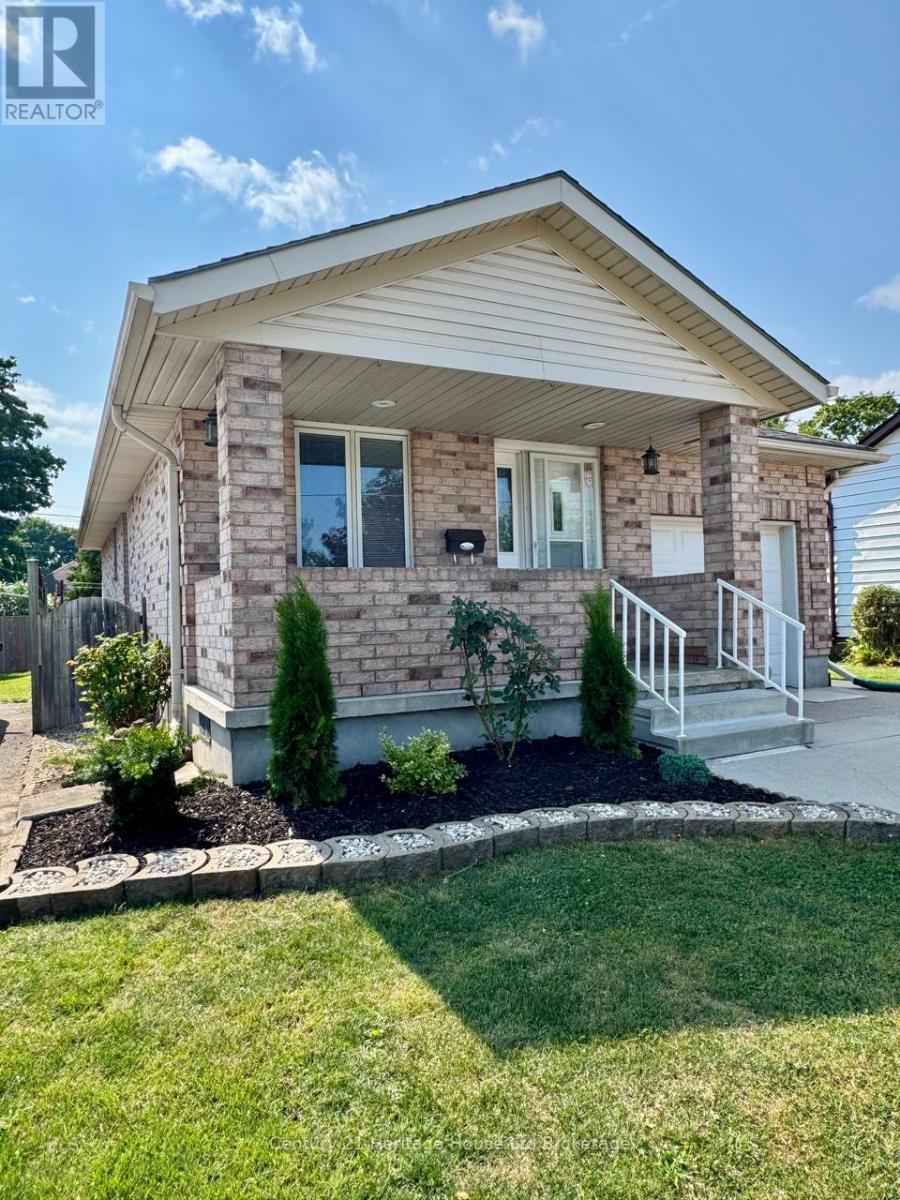 28 Teeple Street, Woodstock (Woodstock - South), Ontario  N4S 3Y7 - Photo 2 - X12912140