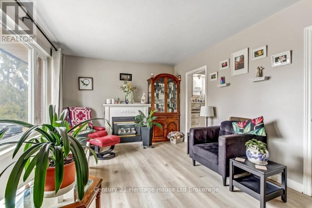 856 Grosvenor Street W, Woodstock (Woodstock - North), Ontario  N4S 5G6 - Photo 10 - X12915598