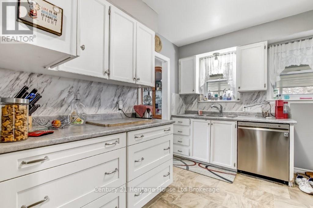 856 Grosvenor Street W, Woodstock (Woodstock - North), Ontario  N4S 5G6 - Photo 11 - X12915598