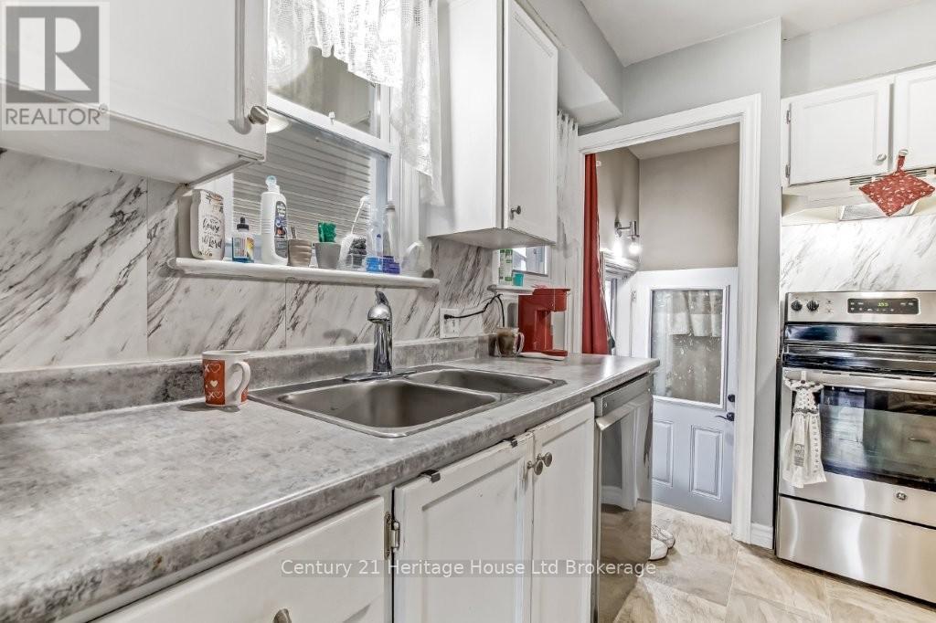 856 Grosvenor Street W, Woodstock (Woodstock - North), Ontario  N4S 5G6 - Photo 12 - X12915598