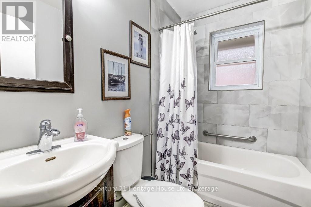 856 Grosvenor Street W, Woodstock (Woodstock - North), Ontario  N4S 5G6 - Photo 17 - X12915598