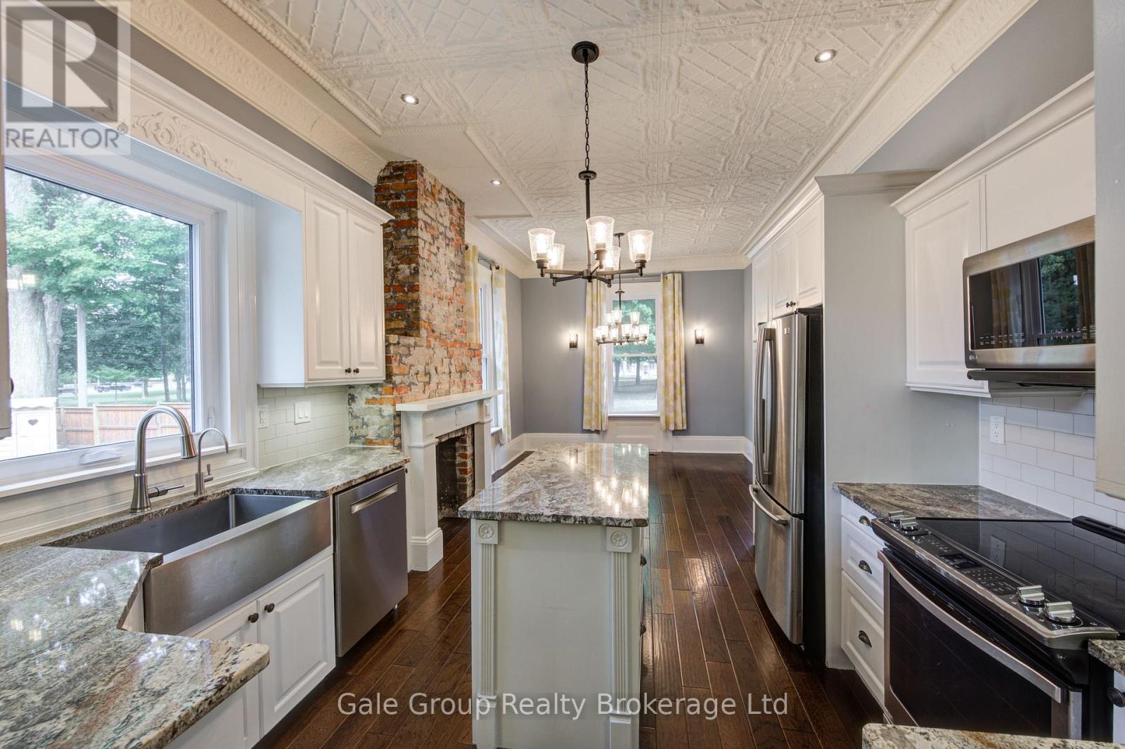 155 Vansittart Avenue, Woodstock (Woodstock - North), Ontario  N4S 6E7 - Photo 12 - X12919162