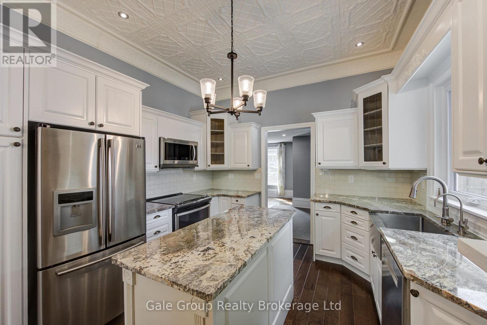 155 Vansittart Avenue, Woodstock (Woodstock - North), Ontario  N4S 6E7 - Photo 9 - X12919162