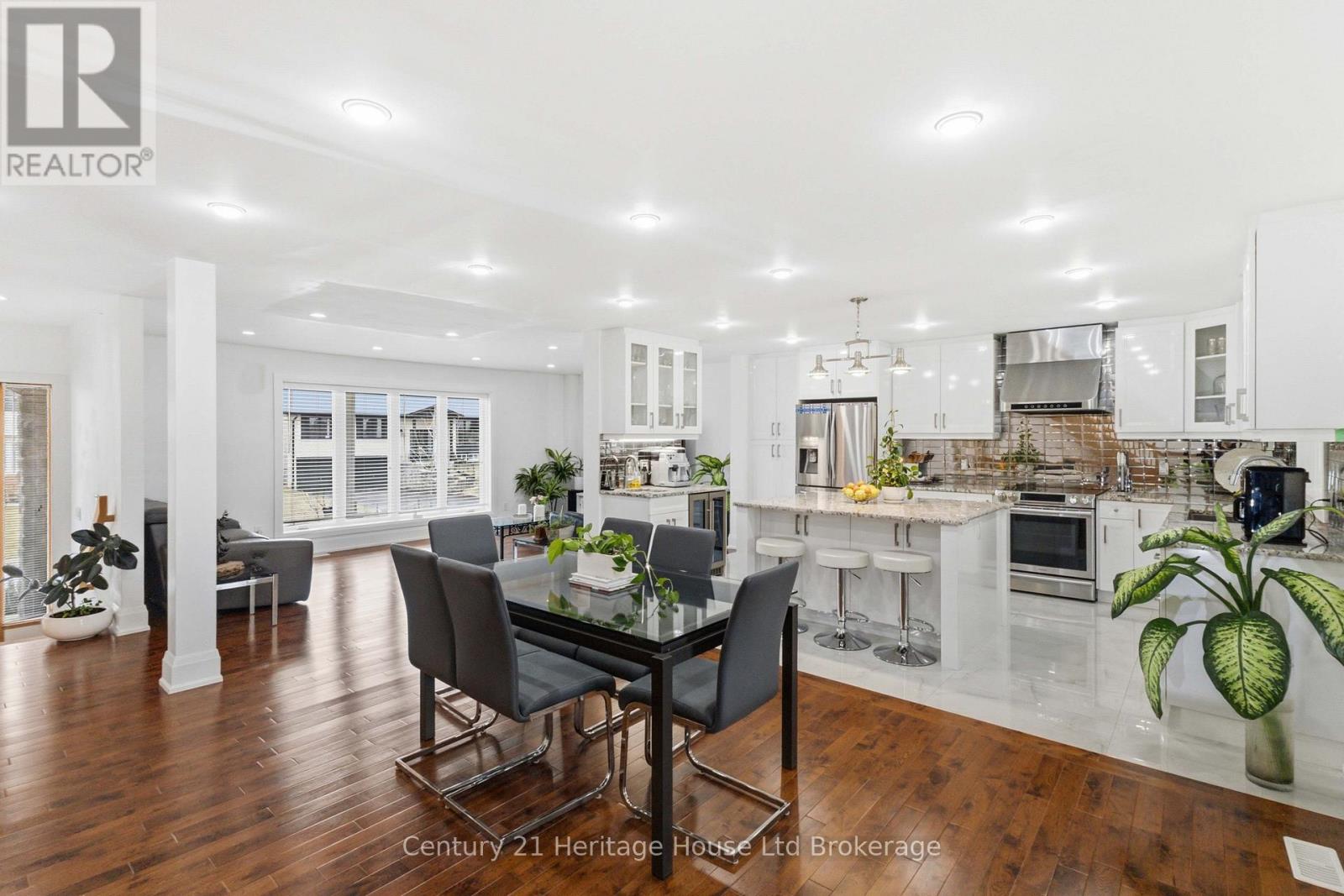 61 Applewood Crescent, London South (South N), Ontario  N6J 3R1 - Photo 6 - X12920688