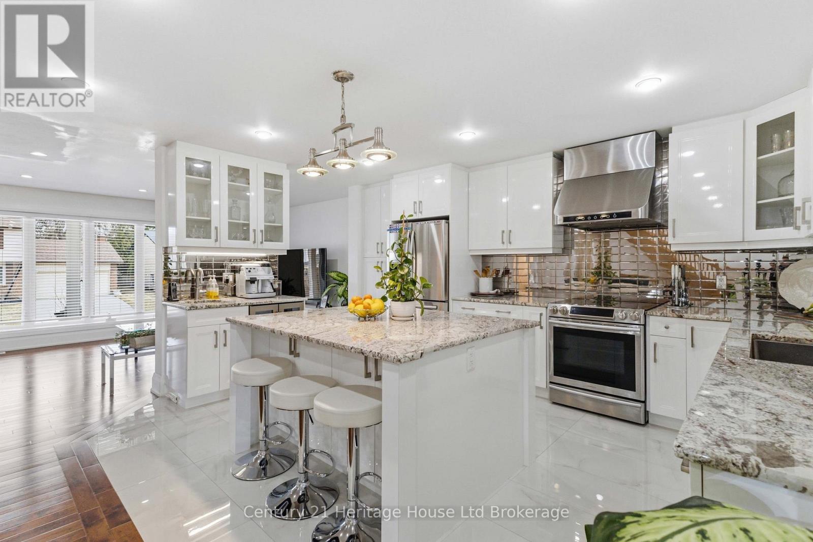 61 Applewood Crescent, London South (South N), Ontario  N6J 3R1 - Photo 7 - X12920688