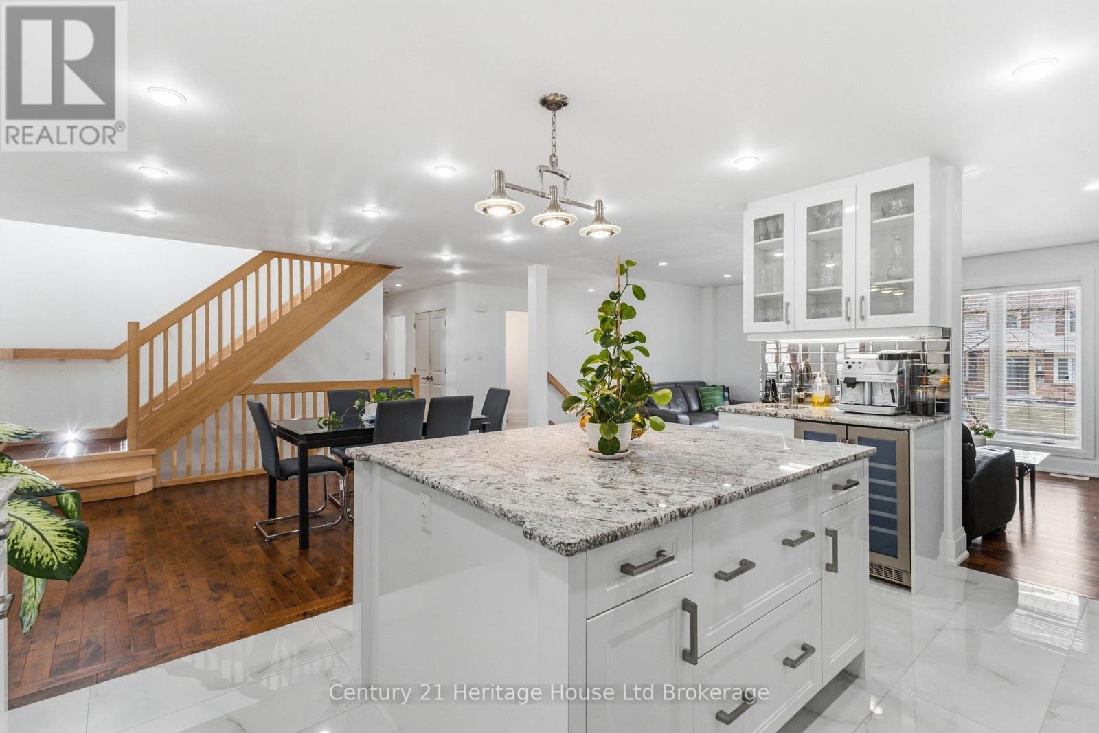 61 Applewood Crescent, London South (South N), Ontario  N6J 3R1 - Photo 8 - X12920688