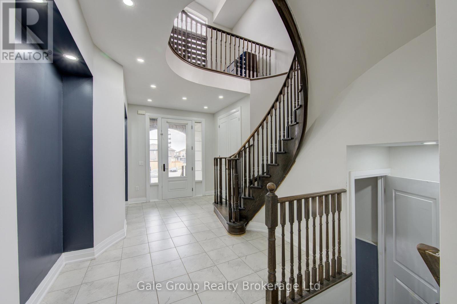 125 Prince Charles Crescent, Woodstock (Woodstock - North), Ontario  N4T 0N1 - Photo 4 - X12920806