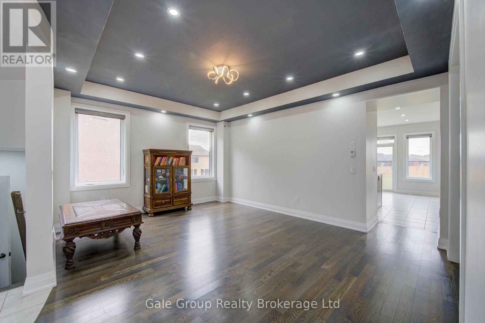 125 Prince Charles Crescent, Woodstock (Woodstock - North), Ontario  N4T 0N1 - Photo 5 - X12920806