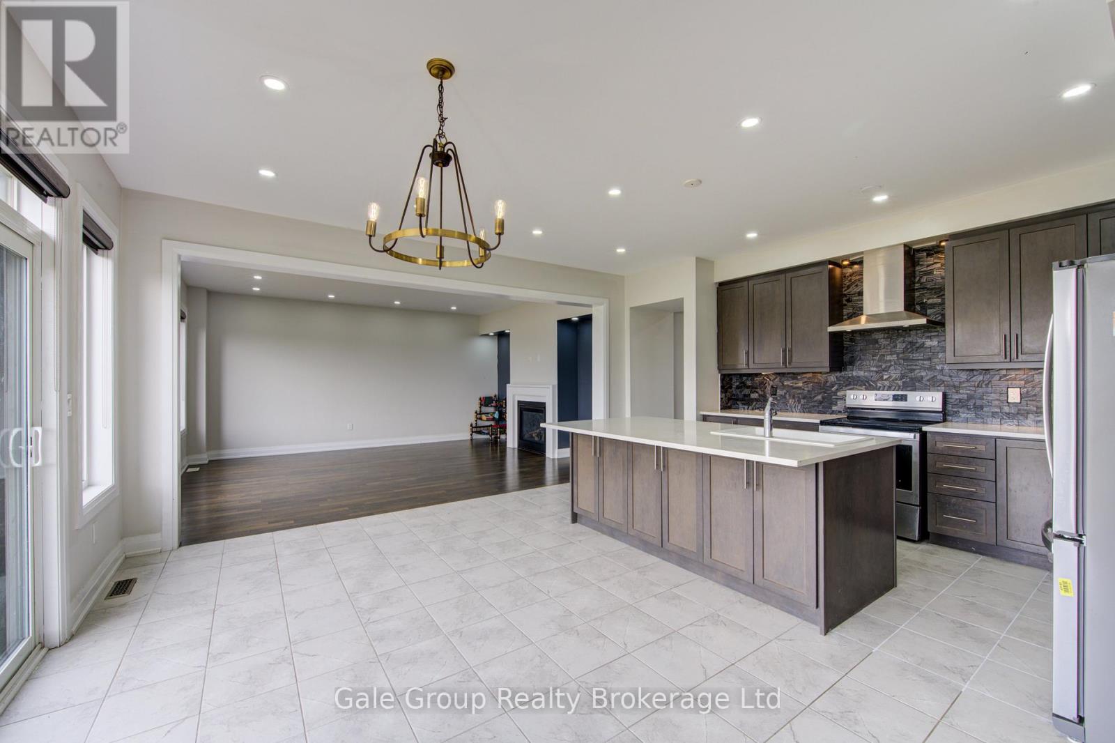 125 Prince Charles Crescent, Woodstock (Woodstock - North), Ontario  N4T 0N1 - Photo 7 - X12920806