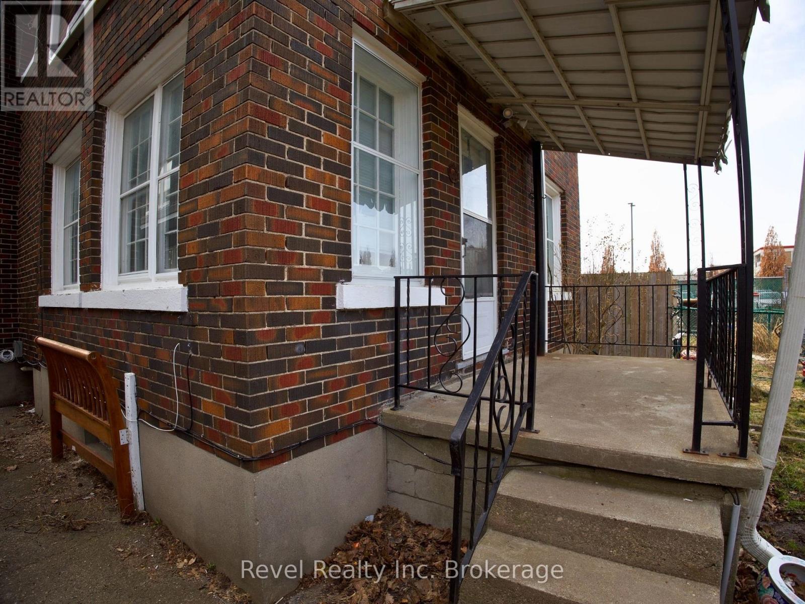 B - 511 King Street, Woodstock (Woodstock - South), Ontario  N4S 1M7 - Photo 2 - X12921596