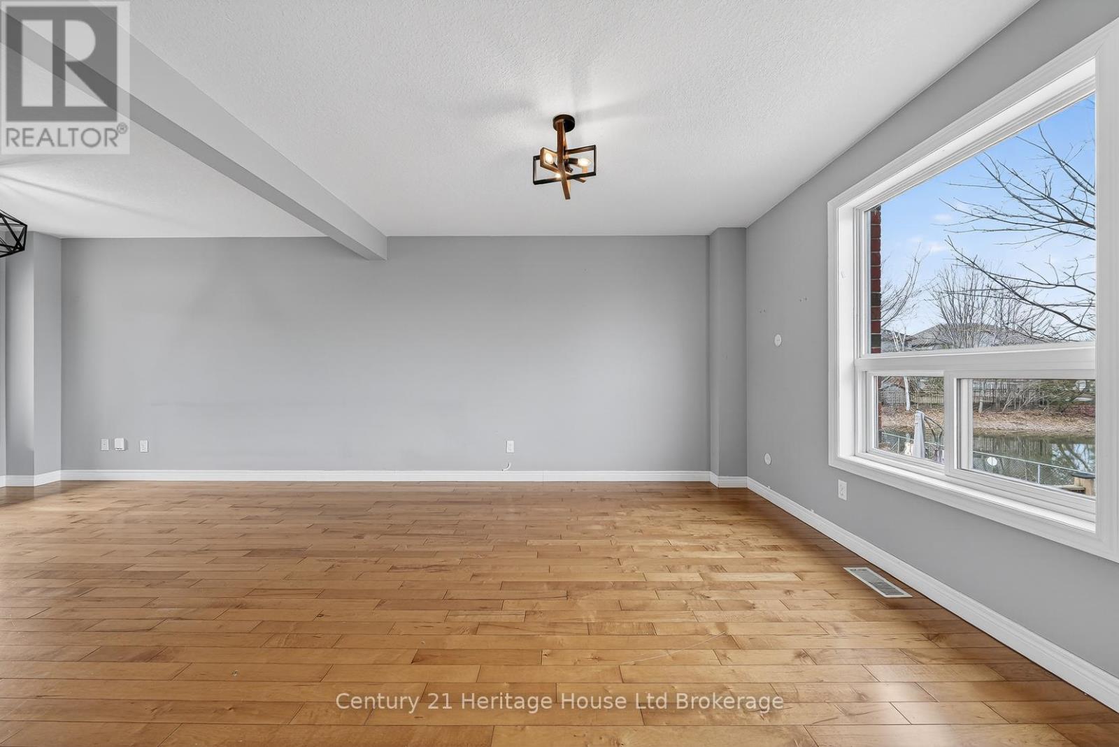 215 Munnoch Boulevard, Woodstock (Woodstock - North), Ontario  N4T 1V7 - Photo 11 - X12926204