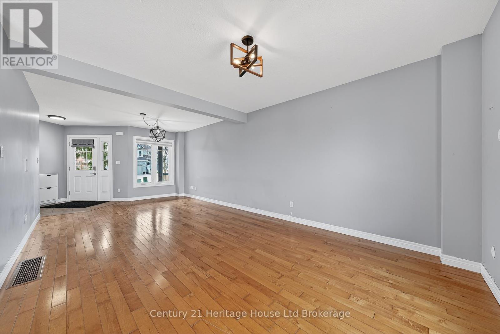 215 Munnoch Boulevard, Woodstock (Woodstock - North), Ontario  N4T 1V7 - Photo 12 - X12926204