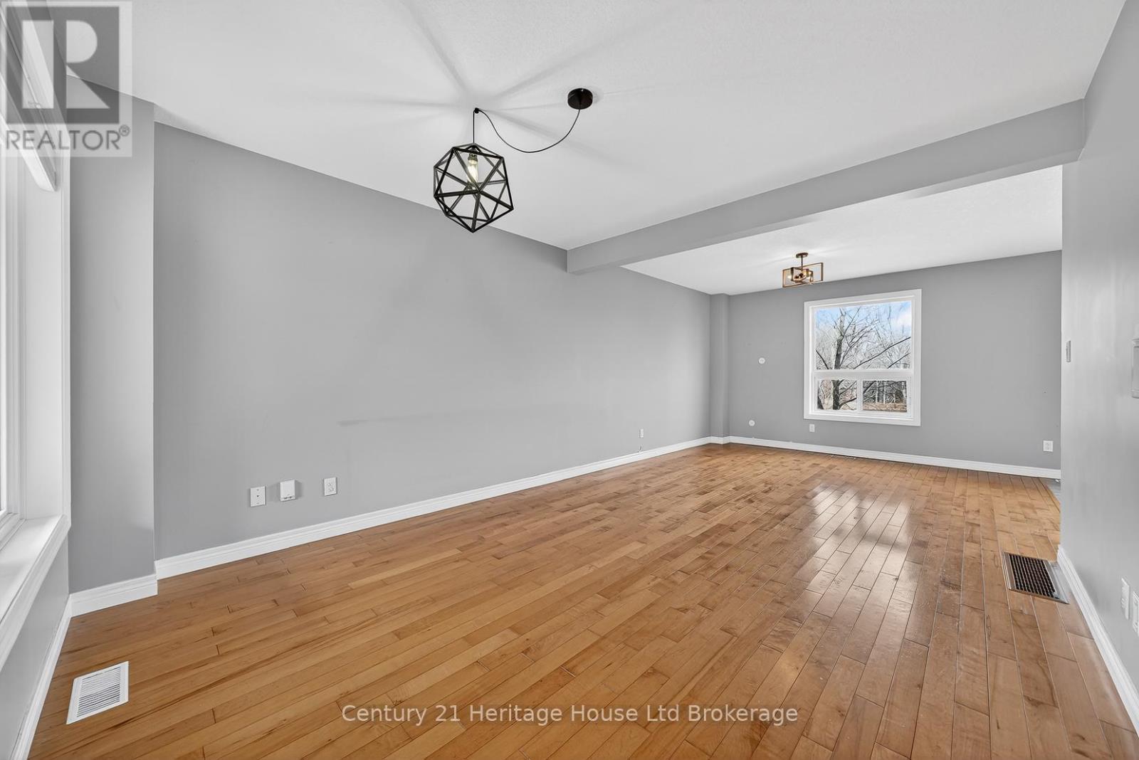 215 Munnoch Boulevard, Woodstock (Woodstock - North), Ontario  N4T 1V7 - Photo 8 - X12926204