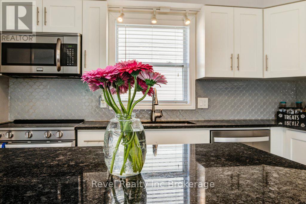 733 Southwood Way, Woodstock (Woodstock - South), Ontario  N4V 1G5 - Photo 14 - X12936336