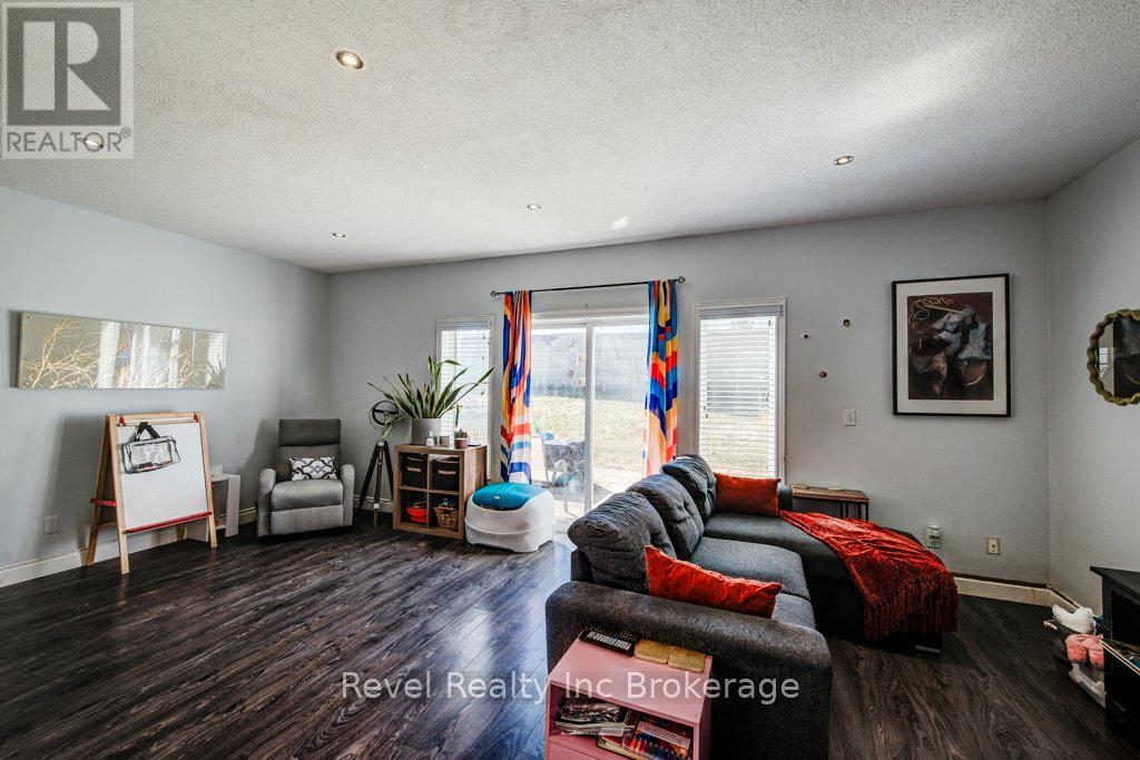 733 Southwood Way, Woodstock (Woodstock - South), Ontario  N4V 1G5 - Photo 18 - X12936336