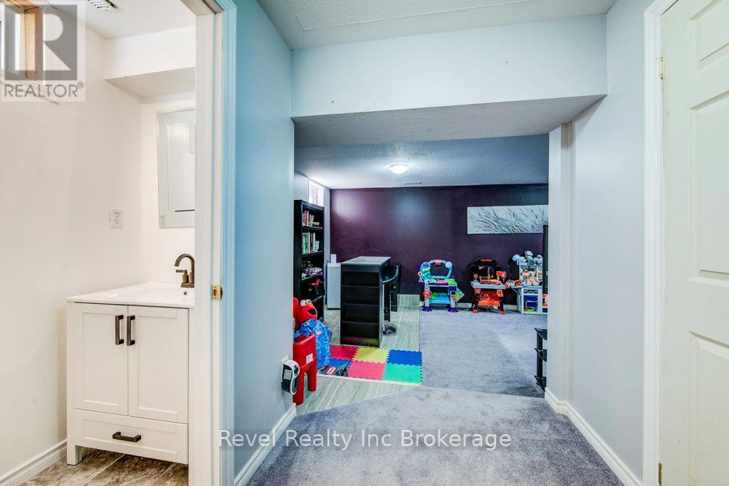 733 Southwood Way, Woodstock (Woodstock - South), Ontario  N4V 1G5 - Photo 23 - X12936336