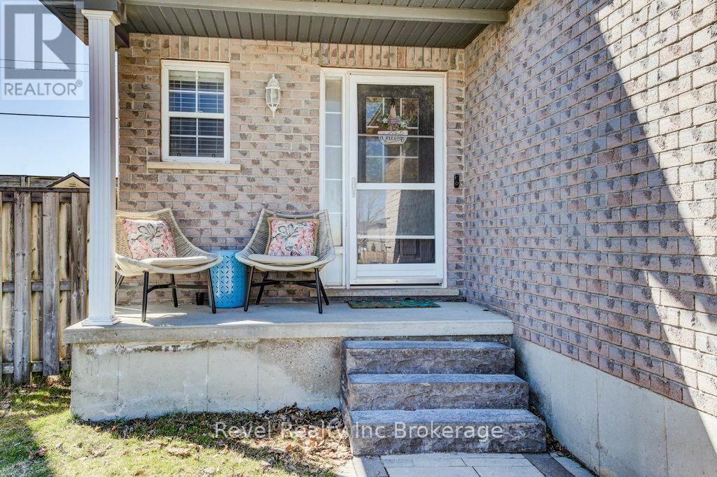 733 Southwood Way, Woodstock (Woodstock - South), Ontario  N4V 1G5 - Photo 3 - X12936336