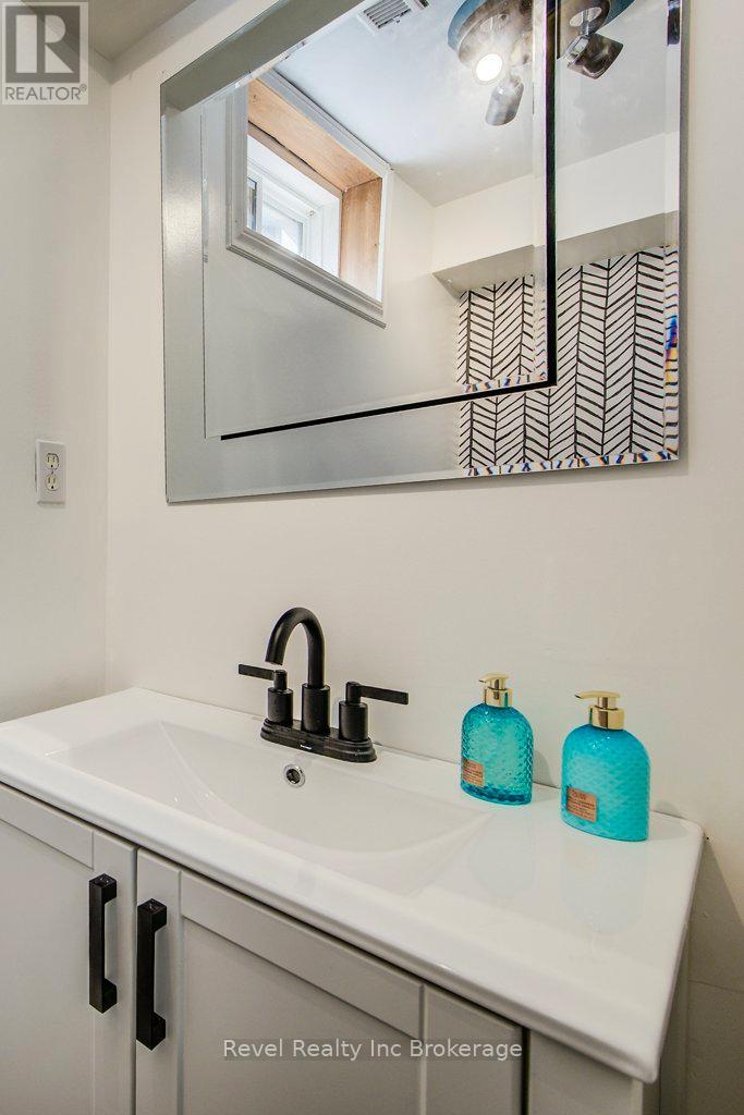 733 Southwood Way, Woodstock (Woodstock - South), Ontario  N4V 1G5 - Photo 32 - X12936336