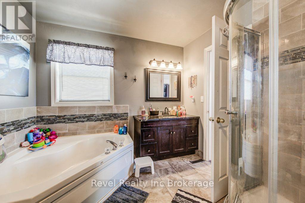 733 Southwood Way, Woodstock (Woodstock - South), Ontario  N4V 1G5 - Photo 34 - X12936336