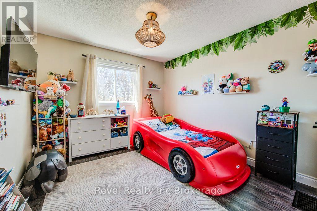 733 Southwood Way, Woodstock (Woodstock - South), Ontario  N4V 1G5 - Photo 35 - X12936336