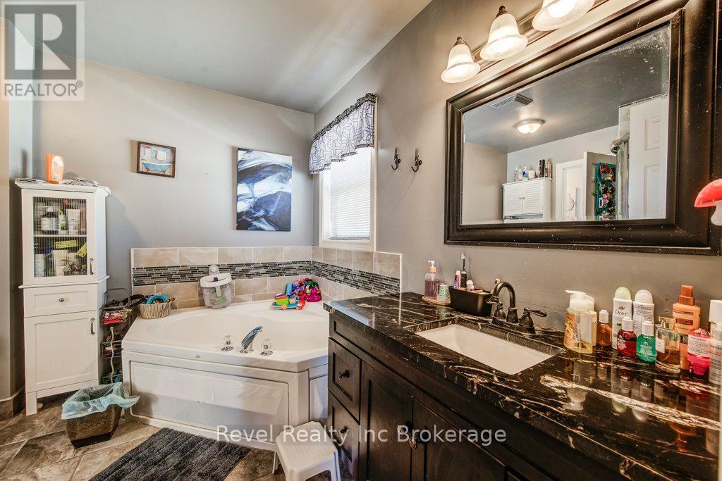 733 Southwood Way, Woodstock (Woodstock - South), Ontario  N4V 1G5 - Photo 37 - X12936336