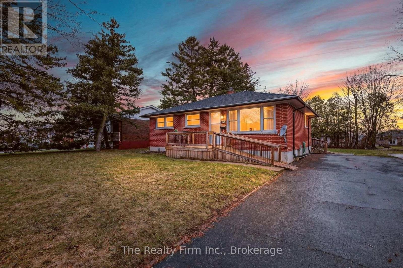 10 Chisholm Drive, Ingersoll (Ingersoll - South), Ontario  N5C 2C4 - Photo 2 - X12944990