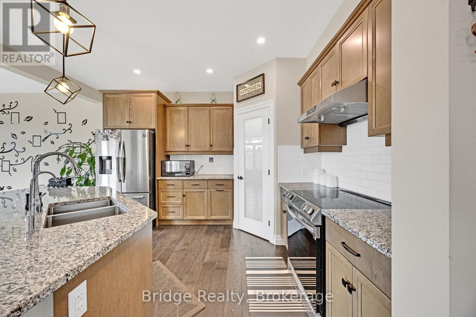 256 Tamarack Boulevard, Woodstock (Woodstock - North), Ontario  N4S 0E2 - Photo 20 - X12946980