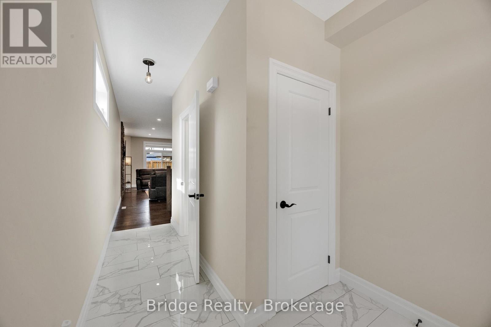 256 Tamarack Boulevard, Woodstock (Woodstock - North), Ontario  N4S 0E2 - Photo 5 - X12946980