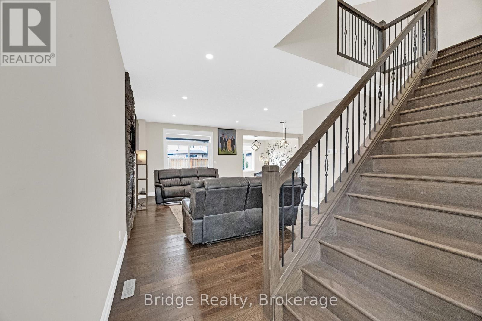 256 Tamarack Boulevard, Woodstock (Woodstock - North), Ontario  N4S 0E2 - Photo 8 - X12946980