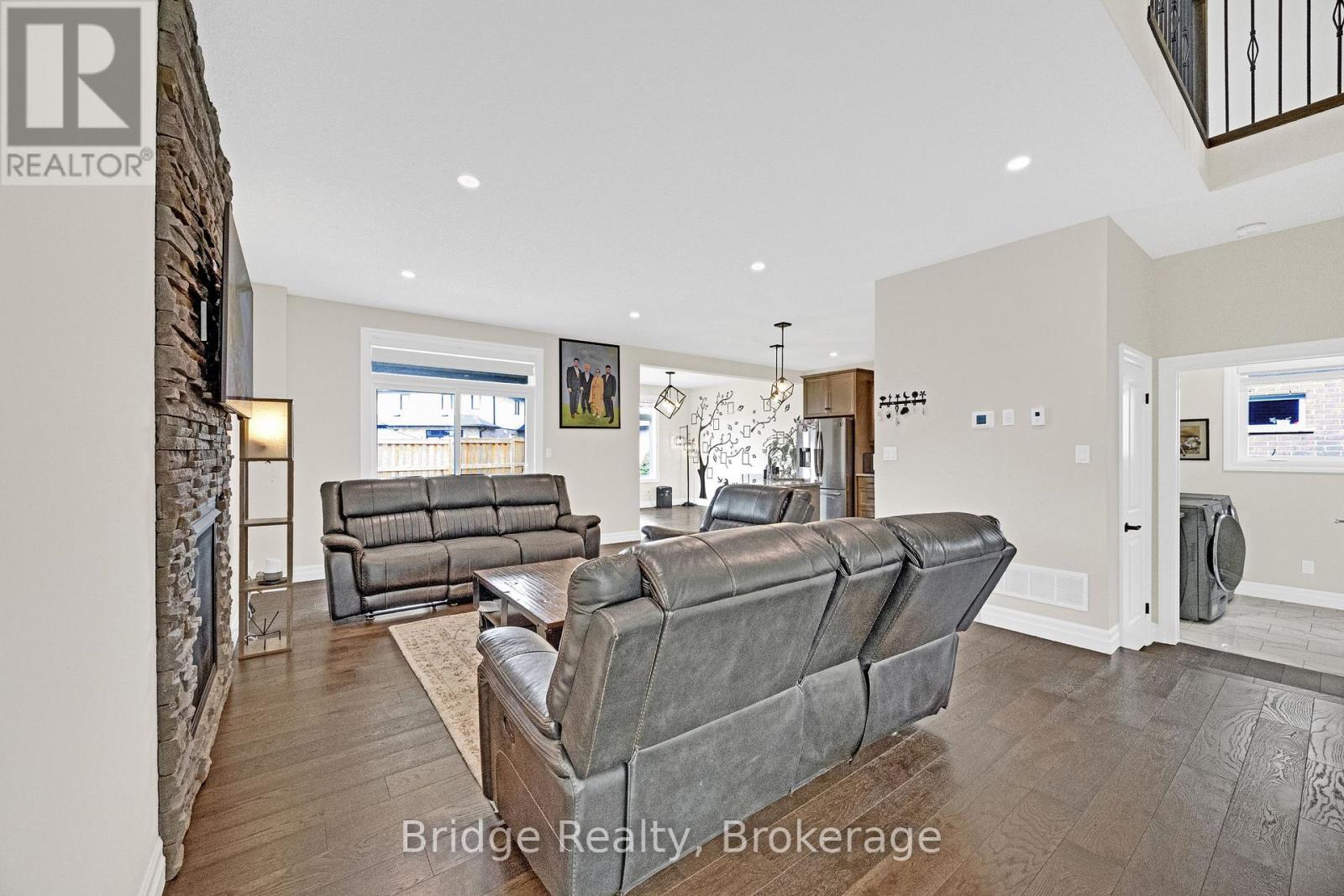 256 Tamarack Boulevard, Woodstock (Woodstock - North), Ontario  N4S 0E2 - Photo 9 - X12946980