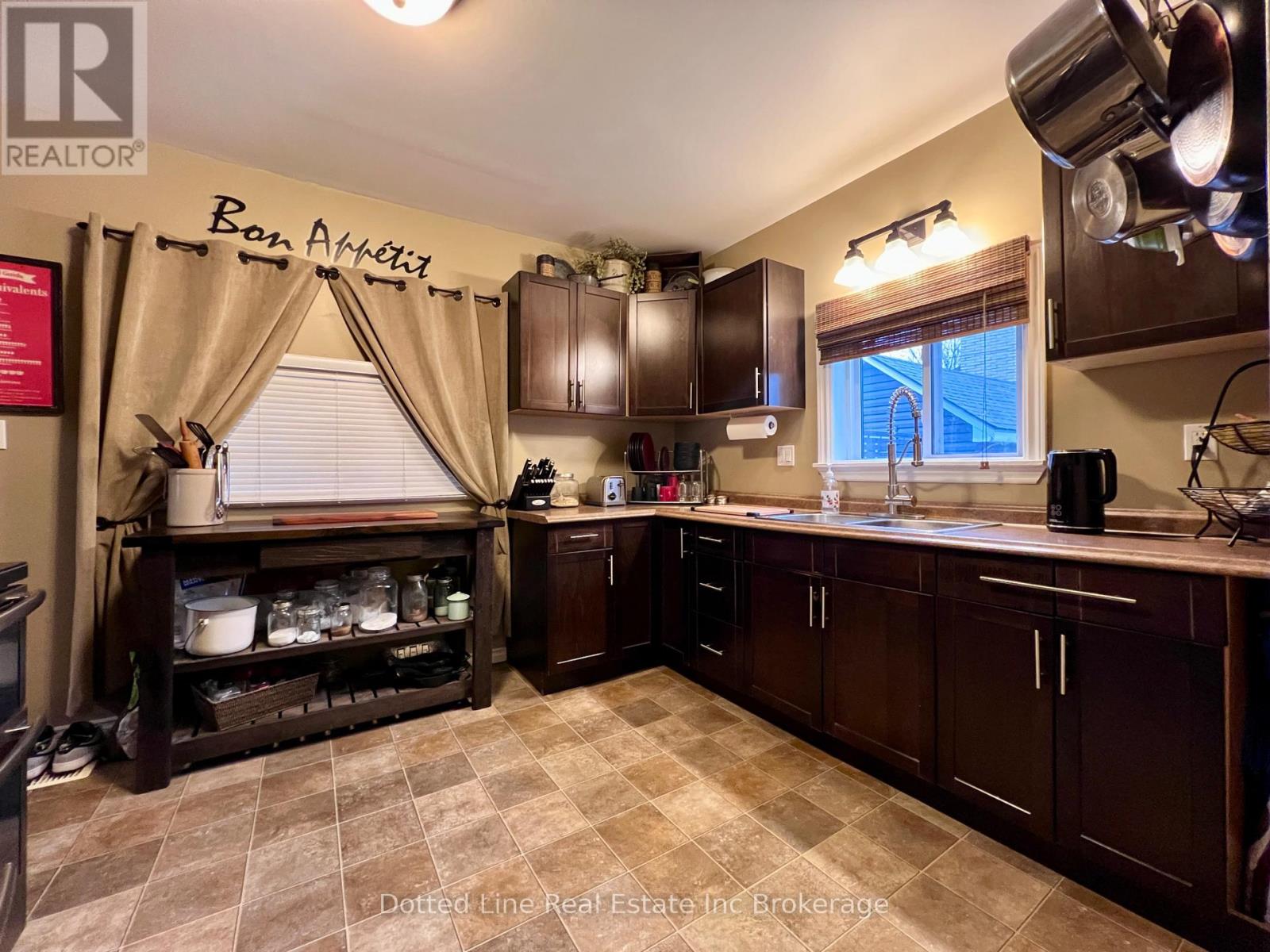 19 Wolf Street, Tillsonburg, Ontario  N4G 1S2 - Photo 2 - X12957212