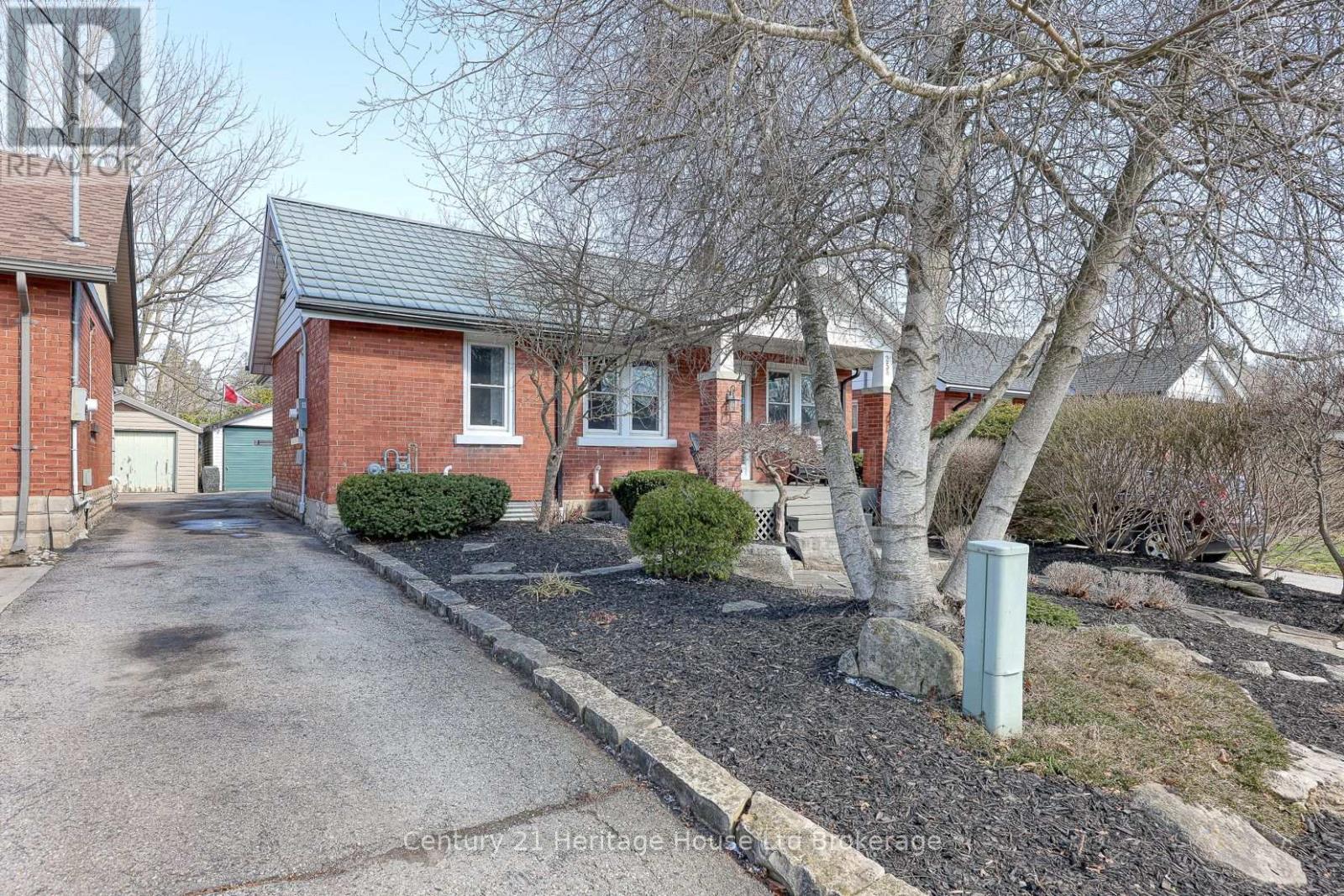 258 Graham Street, Woodstock (Woodstock - North), Ontario  N4S 6K7 - Photo 3 - X12971098