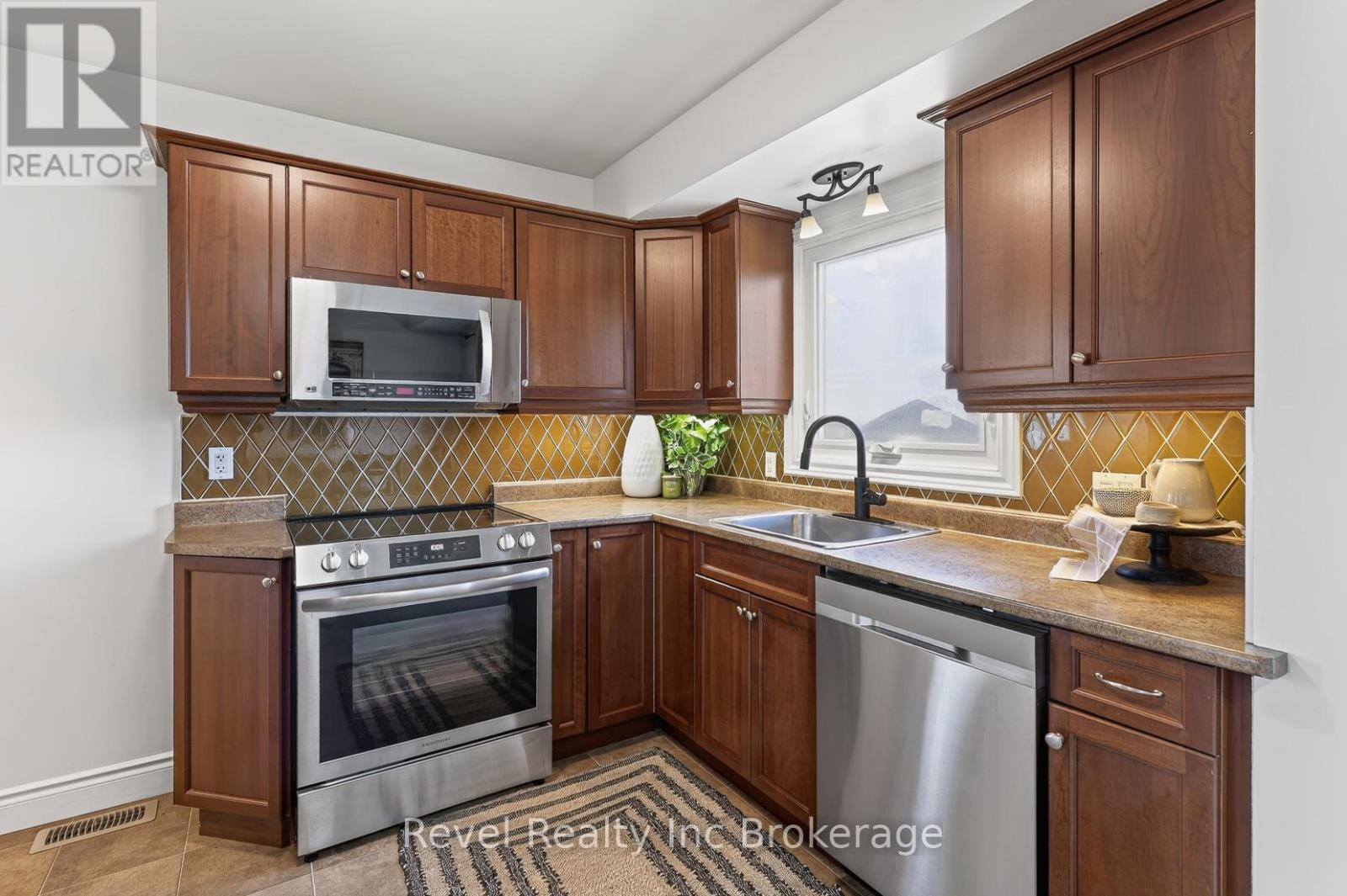 8 Elmwood Place, Woodstock (Woodstock - South), Ontario  N4S 2K6 - Photo 10 - X12981572