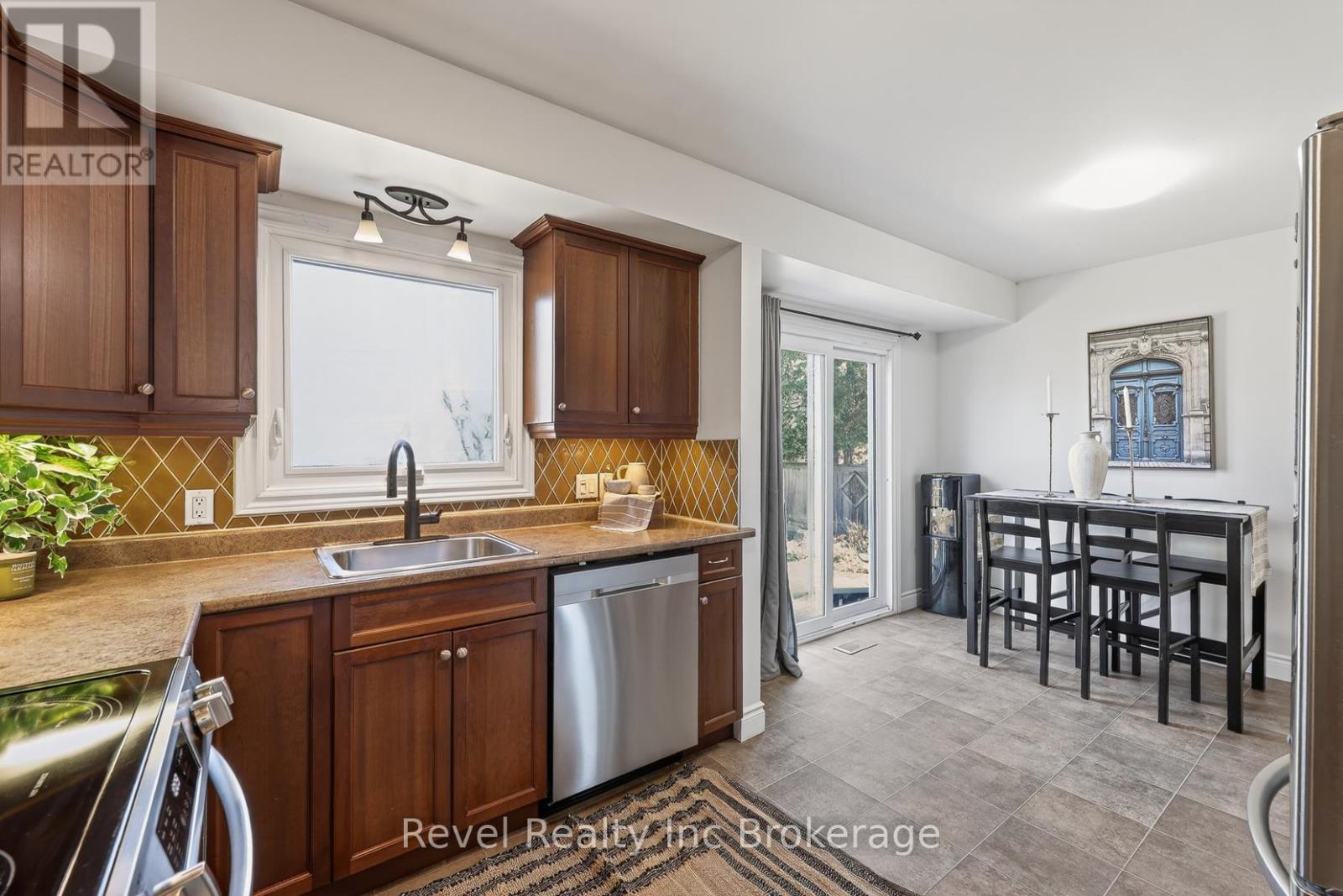 8 Elmwood Place, Woodstock (Woodstock - South), Ontario  N4S 2K6 - Photo 11 - X12981572