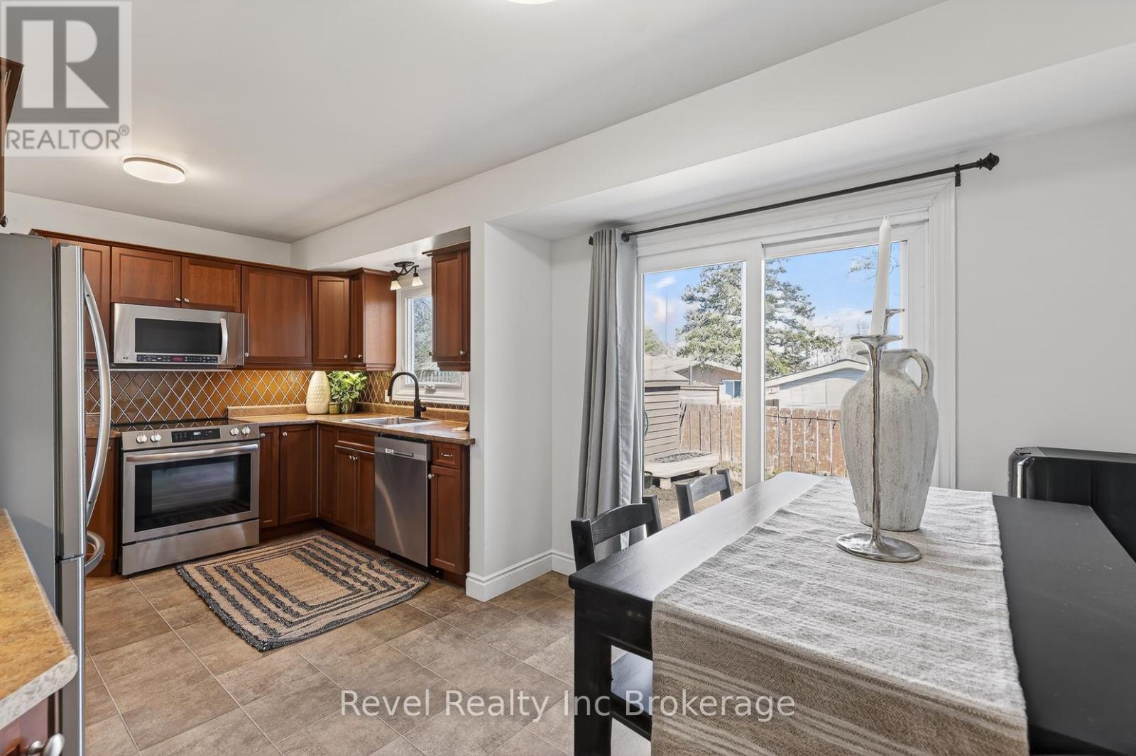 8 Elmwood Place, Woodstock (Woodstock - South), Ontario  N4S 2K6 - Photo 12 - X12981572