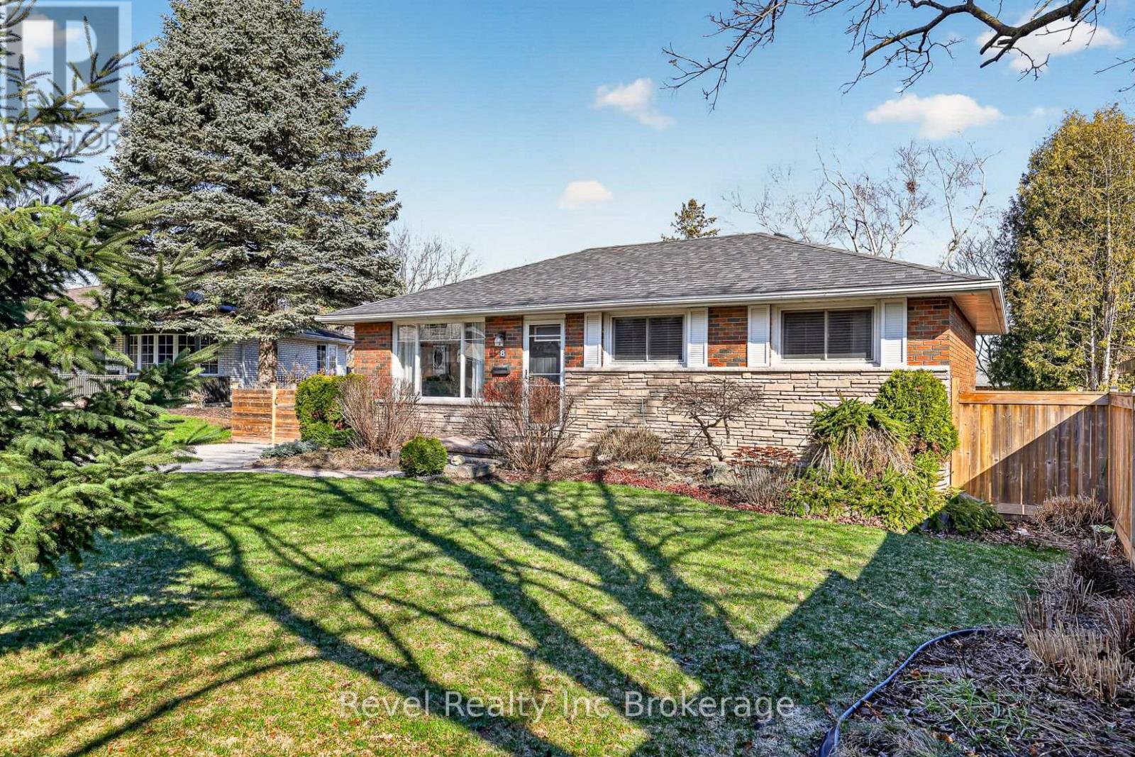 8 Elmwood Place, Woodstock (Woodstock - South), Ontario  N4S 2K6 - Photo 2 - X12981572