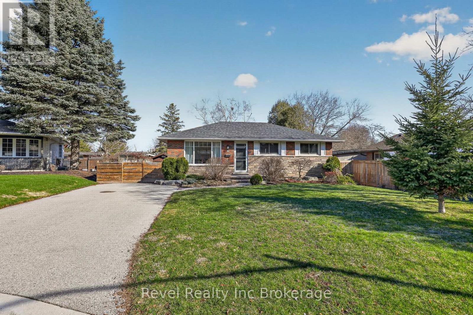 8 Elmwood Place, Woodstock (Woodstock - South), Ontario  N4S 2K6 - Photo 3 - X12981572